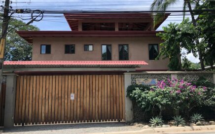 0.1 ACRES – 6 Bedroom Home with Pool In Main Street Dominical, PRIVILEGED LOCATION, WALK TO THE BEACH!!!