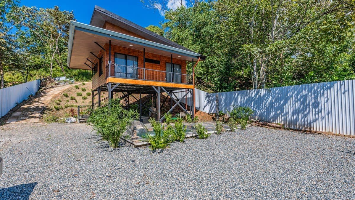Charming 2-bedroom home with spacious deck and lush surroundings in Dominical.