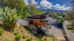 Fully equipped home in Dominical with mountain views and lush greenery.