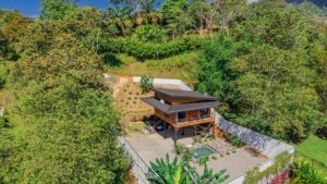 Beautiful fully equipped home with pool and lush greenery in Dominical.