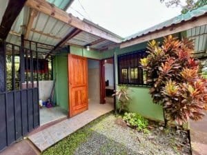 Cozy cabin with lush garden and ocean view near Dominical, Costa Rica.