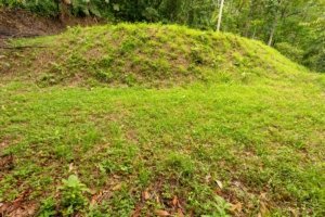 Riverfront property with three build-ready sites and utilities in Dominical.