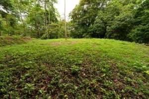 Prime riverfront land in Dominical with water access and utilities.