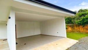 Spacious modern garage with white walls and concrete floor in Dominical.