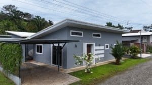Contemporary 3-bedroom house near Dominical beach with lush garden.