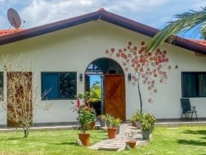 Charming Costa Rican home with lush garden and ocean view in Dominical.