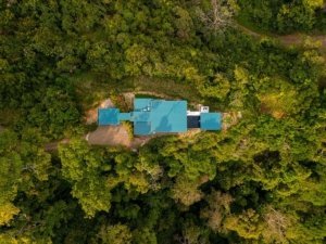 Aerial view of a luxury home with panoramic ocean views in Dominical, Costa Rica.
