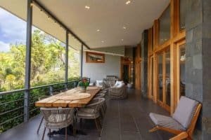 Spacious balcony with mountain views and outdoor seating in Dominical.