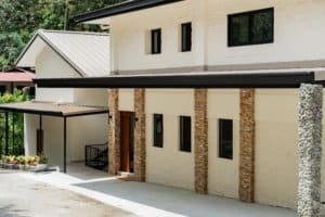 Modern luxury estate in Dominical with mountain views and rainforest surroundings.