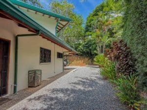 Charming house with lush tropical garden and gravel driveway in Dominical.