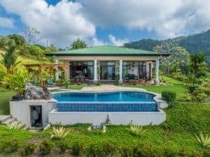 Beautiful luxury home with infinity pool and ocean view in Dominical.