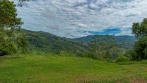 Beautiful landscape of Dominical mountains with lush greenery and cloudy sky.