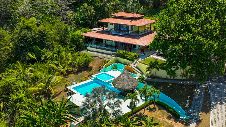 Luxury villa with pool and tropical surroundings in Dominical.