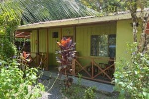 Charming jungle hotel cottage with lush garden and porch in Dominical.