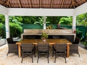 Garden view patio with dining table and chairs in Dominical, Costa Rica.