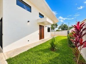 Modern 3-bedroom home with private lawn and contemporary facade in Dominical, Costa Rica.