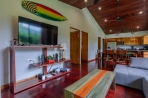 Turn-key 2-bedroom coastal home interior in Dominical area with TV, beamed ceiling, open kitchen, &海.