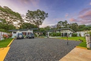 Dominical real estate: three vacation rental villas with pool and parking in Costa Rica.