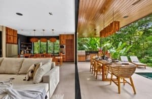 Dominical real estate: stylish open-plan living area with kitchen and outdoor dining by tropical庭.