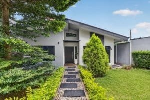 Contemporary house with mountain views, lush garden, and modern design in Dominical.